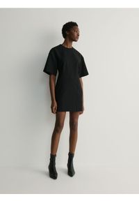 Reserved - Gładka sukienka mini - czarny. Kolor: czarny. Materiał: wiskoza, tkanina. Wzór: gładki. Typ sukienki: proste. Długość: mini