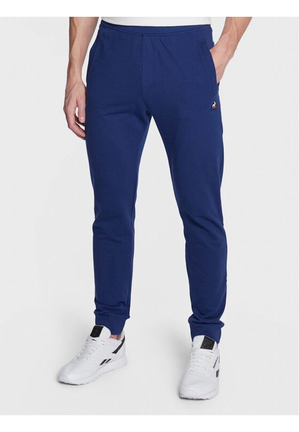 Le Coq Sportif Spodnie dresowe 1921041 Granatowy Regular Fit. Kolor: niebieski. Materiał: bawełna