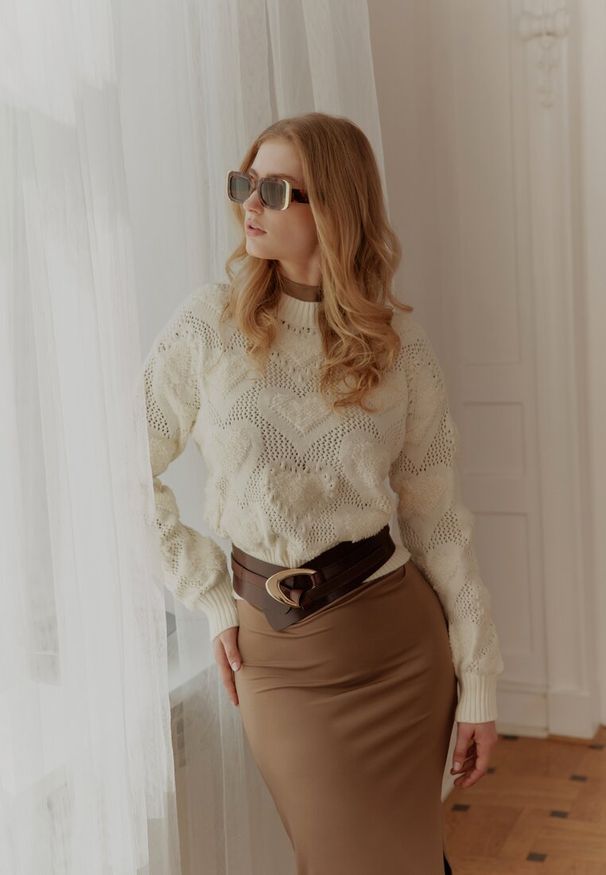 Born2be - Jasnobeżowy Sweter w Serca o Klasycznym Fasonie ze Ściągaczami Biriet. Kolor: beżowy. Materiał: wełna, bawełna. Styl: klasyczny