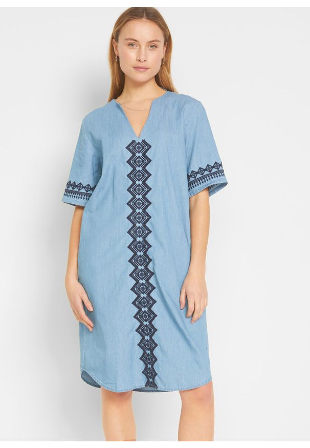 bonprix - Sukienka tunikowa dżinsowa z haftowanym nadrukiem. Kolor: niebieski. Wzór: nadruk, haft