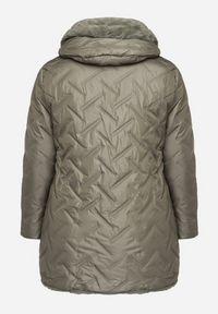 Born2be - Ciemnozielona Pikowana Kurtka z Kapturem Ocieplana Futerkiem Lealinea. Okazja: na co dzień. Typ kołnierza: kaptur. Kolekcja: plus size. Kolor: zielony. Materiał: futro. Długość: długie. Styl: casual #3