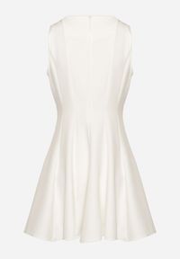 Born2be - Biała Rozkloszowana Sukienka Ozdobiona Przeszyciami Evinini. Kolor: biały. Wzór: aplikacja. Styl: klasyczny, elegancki #4