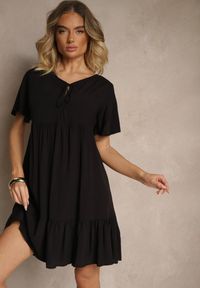 Renee - Czarna Bawełniana Sukienka Rozkloszowana z Wiązaniem przy Dekolcie Mepova. Okazja: na co dzień. Kolor: czarny. Materiał: bawełna. Styl: klasyczny, casual #4