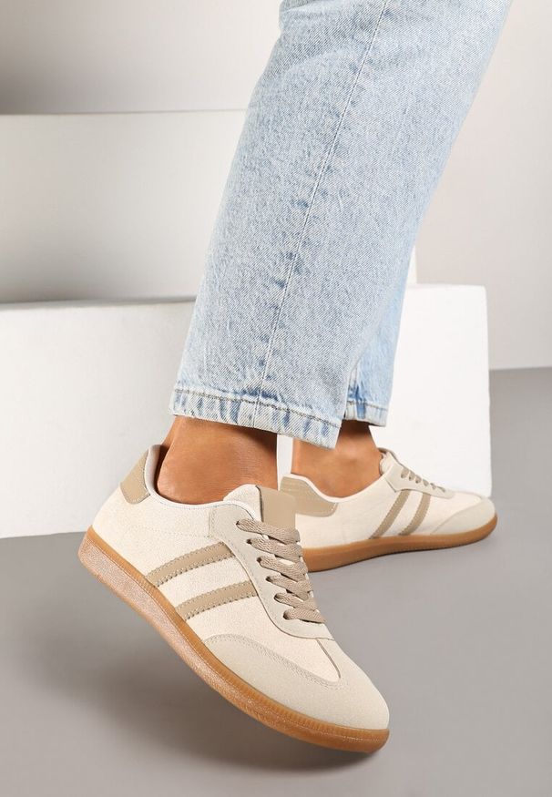 Renee - Beżowe Casualowe Sneakersy z Ekozamszu na Płaskiej Podeszwie Pemeriana. Okazja: na co dzień. Nosek buta: okrągły. Zapięcie: sznurówki. Kolor: beżowy. Materiał: jeans. Wzór: aplikacja. Obcas: na płaskiej podeszwie