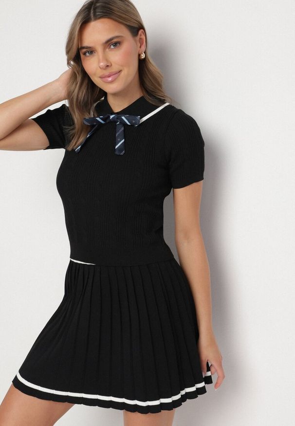 Born2be - Czarny Komplet ze Sweterkiem z Odpinaną Kokardką i Spódniczką w Stylu Mundurka Jorilne. Kolor: czarny. Materiał: materiał