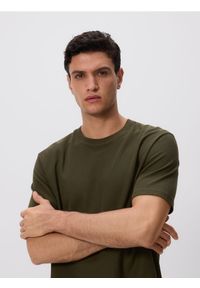 Reserved - Gładki t-shirt comfort fit - oliwkowy. Kolor: oliwkowy. Materiał: bawełna, dzianina. Wzór: gładki
