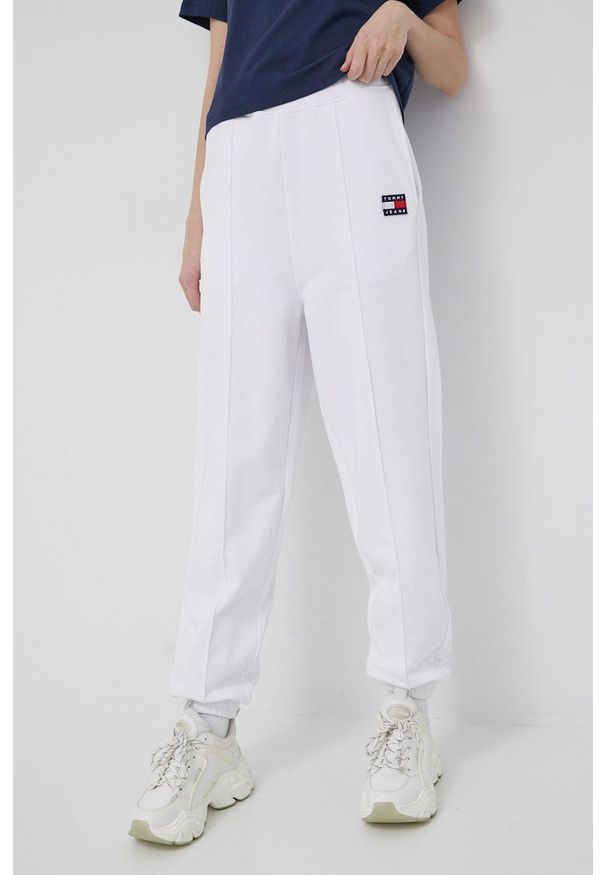 Tommy Jeans spodnie bawełniane kolor biały. Stan: podwyższony. Kolor: biały. Materiał: bawełna. Wzór: gładki