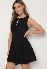 Born2be - Czarna Rozkloszowana Sukienka Bez Rękawów z Ozdobnymi Wiązaniami Avelkio. Okazja: na spacer, na co dzień. Kolor: czarny. Długość rękawa: bez rękawów. Typ sukienki: rozkloszowane. Styl: elegancki, casual #1