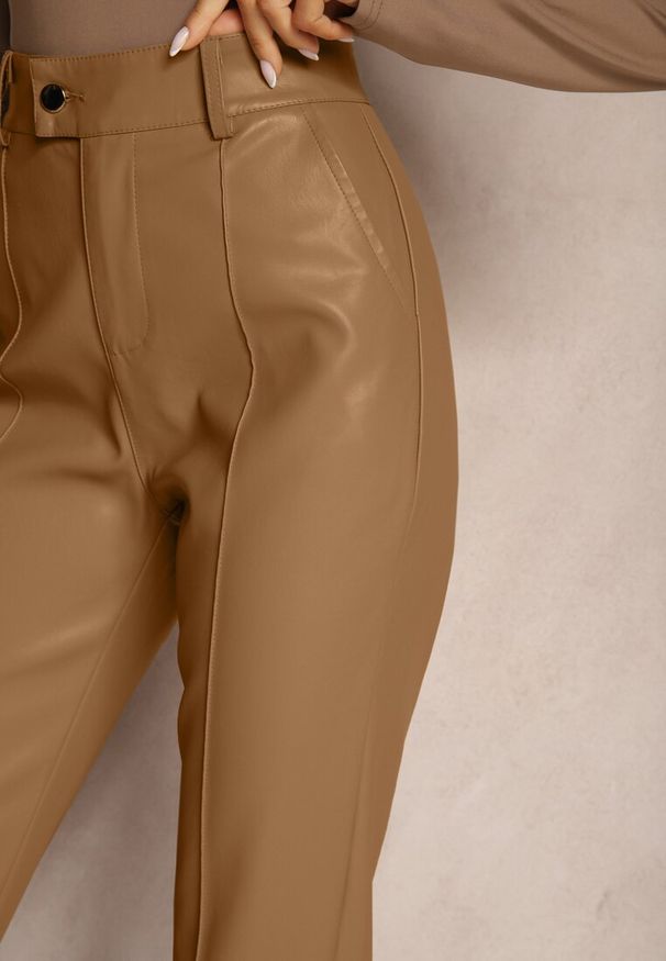 Renee - Jasnobrązowe Spodnie o Kroju Slim High Waist z Imitacji Skóry Iritharia. Okazja: na co dzień. Stan: podwyższony. Kolor: brązowy. Materiał: skóra. Styl: elegancki, casual
