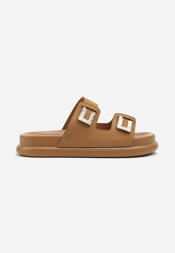 Renee - Brązowe Klapki z Ekozamszu z Paskami Zdobionymi Aplikacjami Vestelle. Okazja: na co dzień. Kolor: brązowy. Wzór: aplikacja. Sezon: wiosna. Obcas: na płaskiej podeszwie. Styl: casual, elegancki