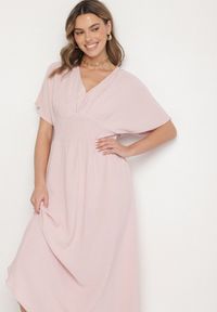 Born2be - Jasnoróżowa Rozkloszowana Sukienka z Gumką w Talii i Dekoltem w Serek Iffara. Okazja: do pracy, na co dzień, na spotkanie biznesowe. Typ kołnierza: dekolt w serek. Kolor: różowy. Styl: casual, biznesowy #7