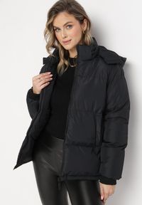 Born2be - Czarna Pudełkowa Kurtka Pikowana z Kapturem Anena. Typ kołnierza: kaptur. Kolor: czarny. Styl: elegancki #4
