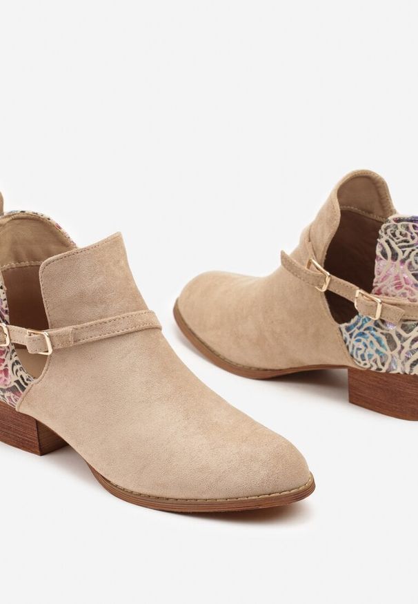 Renee - Beżowe Botki Vices na Słupku Ozdobione Kwiatami Selianor. Okazja: na spacer. Kolor: beżowy. Materiał: wełna. Wzór: aplikacja, kwiaty. Sezon: jesień. Obcas: na słupku. Styl: klasyczny, elegancki, wizytowy