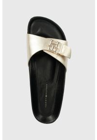 TOMMY HILFIGER - Tommy Hilfiger klapki skórzane TH MULE SANDAL GOLDEN damskie kolor złoty FW0FW07070. Kolor: złoty. Materiał: skóra. Wzór: gładki. Obcas: na obcasie. Wysokość obcasa: niski #2