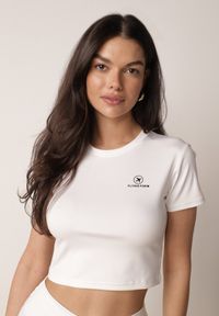 Born2be - Biały Krótki T-shirt w Stylu Basic z Minimalistycznym Nadrukiem Orithana. Okazja: na co dzień. Kolor: biały. Materiał: jeans. Długość: krótkie. Wzór: nadruk. Styl: casual, sportowy #1