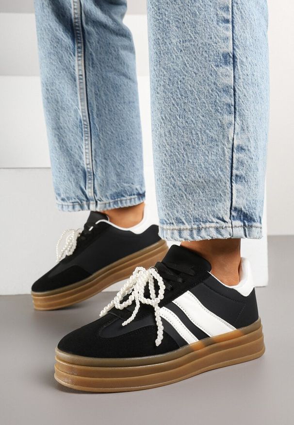 Born2be - Czarne Sneakersy z Odpinaną Zawieszką z Pereł na Niskiej Platformie Anobe. Okazja: na co dzień. Zapięcie: sznurówki. Kolor: czarny. Materiał: jeans. Obcas: na platformie. Wysokość obcasa: niski