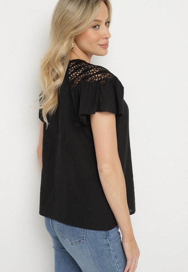 Born2be - Czarna Bawełniana Bluzka Ozdobiona Ażurowymi Wstawkami Viandisa. Okazja: na co dzień. Kolor: czarny. Materiał: bawełna. Długość rękawa: krótki rękaw. Długość: krótkie. Wzór: ażurowy, aplikacja. Styl: casual, elegancki