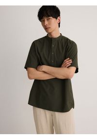 Reserved - Koszula regular ze stójką - oliwkowy. Typ kołnierza: kołnierzyk stójkowy. Kolor: oliwkowy. Materiał: bawełna #1