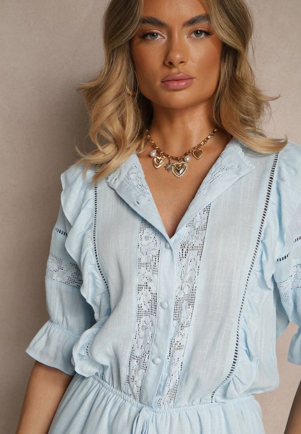 Renee - Jasnoniebieski Wiskozowy Kombinezon z Lnem w Rustykalnym Stylu z Koronką i Falbanami Linulia. Okazja: na co dzień. Kolor: niebieski. Materiał: koronka, wiskoza, len. Wzór: koronka. Sezon: lato. Styl: elegancki, casual