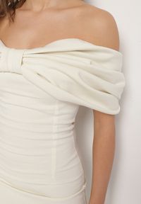 Born2be - Beżowa Taliowana Sukienka Dopasowana z Odsłoniętymi Ramionami i Drapowaniem Palamiria. Okazja: na randkę, na imprezę. Kolor: beżowy #2