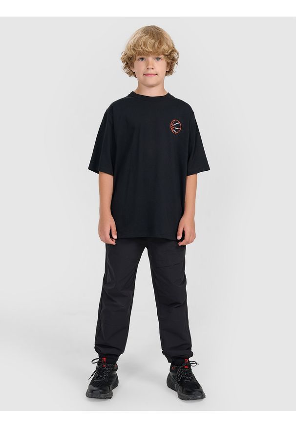 4f - 4F T-shirt oversize z nadrukiem chłopięcy - czarny 122 (6-7 lat). Okazja: na co dzień. Kolor: czarny. Materiał: jersey, bawełna, materiał. Wzór: nadruk. Sezon: lato. Styl: casual, klasyczny, sportowy