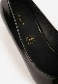 Born2be - Czarne Czółenka na Obcasie Vices ze Skórzaną Wkładką Ozdobione Klamrą Aponelle. Zapięcie: klamry. Kolor: czarny. Materiał: skóra. Wzór: aplikacja. Obcas: na obcasie. Wysokość obcasa: średni #3