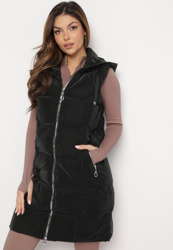 Born2be - Czarna Kamizelka o Długim Fasonie z Pikowaniem i Kapturem Kerenisa. Kolor: czarny. Długość: długie