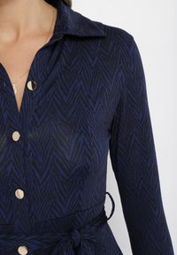 Born2be - Granatowa Rozkloszowana Sukienka Koszulowa z Wiązanym Paskiem Cheresin. Kolor: niebieski. Materiał: materiał. Typ sukienki: koszulowe. Długość: midi #4