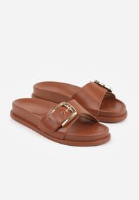 Renee - Brązowe Klapki na Platformie z Klamrą Molthoe. Okazja: na co dzień. Kolor: brązowy. Wzór: aplikacja. Obcas: na platformie. Styl: casual, elegancki #7