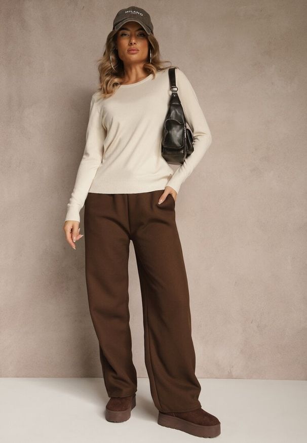 Renee - Beżowy Gładki Sweter w Minimalistycznym Stylu Tevra. Okazja: na co dzień. Kolor: beżowy. Materiał: jeans. Wzór: gładki. Styl: casual, klasyczny