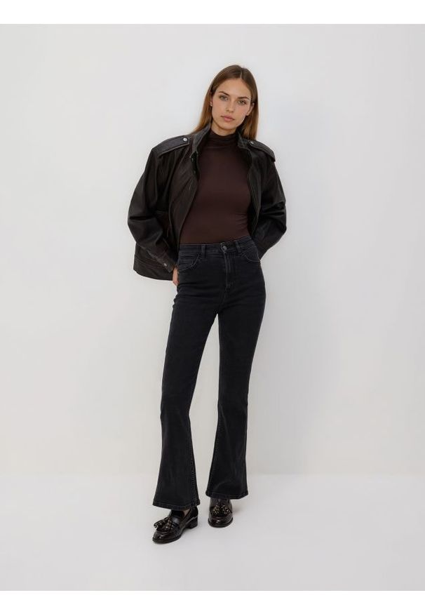 Reserved - Jeansy flare z krótszą nogawką - czarny. Kolor: czarny. Długość: krótkie