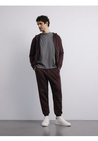 Reserved - Spodnie dresowe regular fit - ciemnobrązowy. Kolor: brązowy. Materiał: dresówka #1