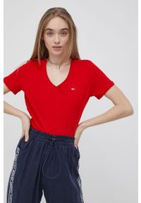 Tommy Jeans t-shirt bawełniany kolor czerwony. Kolor: czerwony. Materiał: bawełna. Długość rękawa: krótki rękaw. Długość: krótkie. Wzór: gładki
