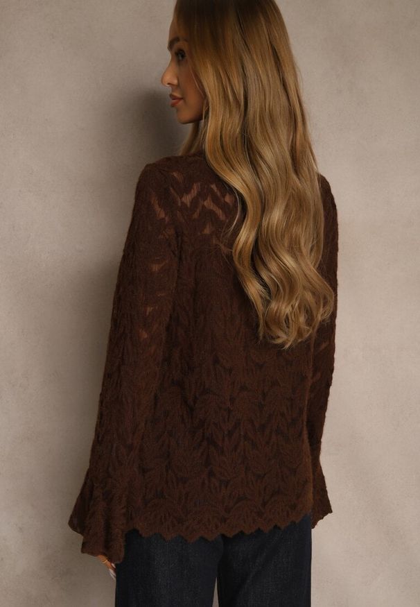 Renee - Brązowa Bluzka z Koronki ze Stójką i Falbankami przy Rękawach Nemira. Typ kołnierza: kołnierzyk stójkowy, kołnierz z falbankami. Kolor: brązowy. Materiał: koronka. Wzór: koronka