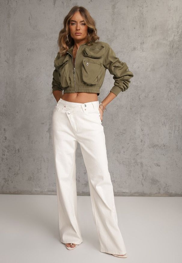 Renee - Białe Bawełniane Jeansy Wide Leg z Asymetrycznym Guzikiem Thesiphi. Kolor: biały