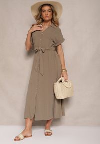 Renee - Zielona Bawełniana Sukienka Koszulowa z Wiązanym Paskiem i Krótkim Rękawem Elannoria. Okazja: na co dzień, na spacer. Typ kołnierza: dekolt w serek, kołnierzyk klasyczny. Kolor: zielony. Materiał: bawełna. Długość rękawa: krótki rękaw. Typ sukienki: koszulowe. Styl: casual, klasyczny, elegancki #1