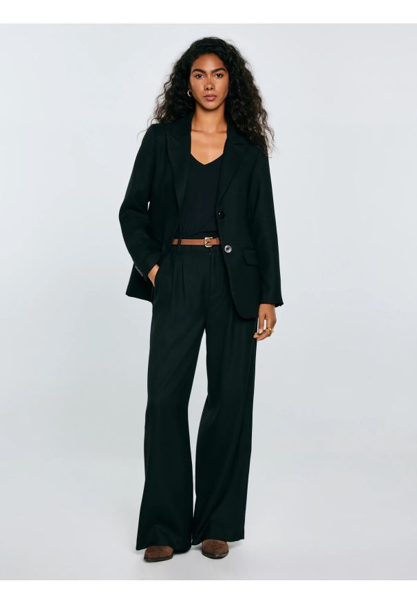 Big-Star - Marynarka damska z dodatkiem wełny czarna Emisa 906. Okazja: na spotkanie biznesowe, na uczelnię. Kolor: czarny. Materiał: wełna. Wzór: aplikacja, nadruk, ze splotem. Styl: klasyczny, biznesowy