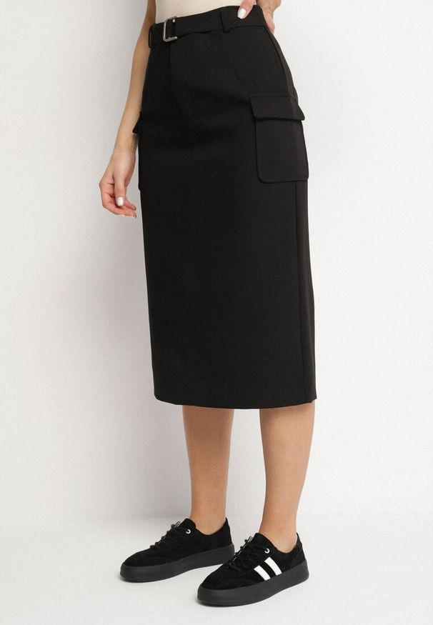 Born2be - Czarna Spódnica z Wiskozą Paskiem i Kieszeniami z Klapami Talabria. Okazja: na co dzień. Kolor: czarny. Materiał: wiskoza. Styl: casual, elegancki
