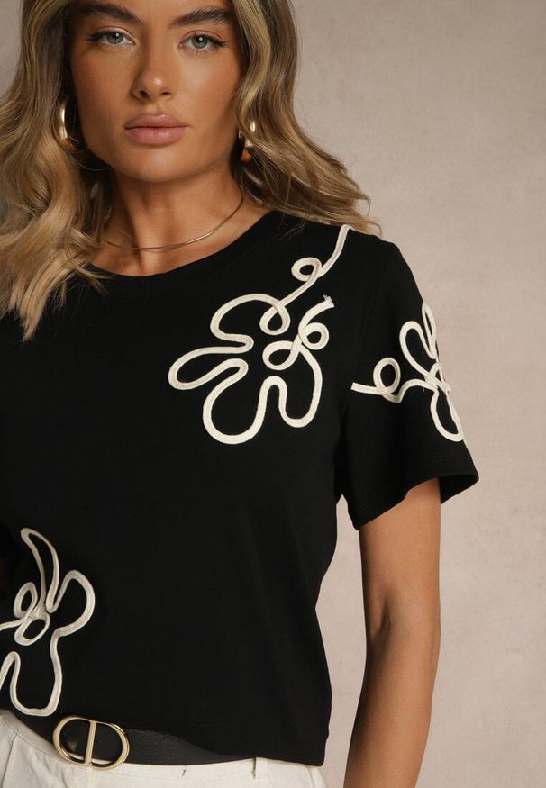 Renee - Czarny T-shirt Zdobiony Aplikacjami w Kształcie Kwiatów Tilasea. Okazja: na co dzień. Kolor: czarny. Materiał: jeans. Wzór: aplikacja, kwiaty. Styl: klasyczny, elegancki, casual