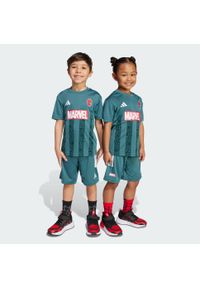 Adidas - Zestaw Marvel Spider-Man Tee Set Kids. Okazja: na uczelnię. Kolor: niebieski, biały, wielokolorowy. Materiał: dresówka. Wzór: motyw z bajki. Styl: sportowy #2