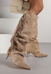Born2be - Ciemnobeżowe Marszczone Kozaki z Imitacji Zamszu na Niskiej Szpilce z Frędzlami Linonra. Okazja: na randkę. Zapięcie: bez zapięcia. Kolor: beżowy. Materiał: zamsz. Wzór: aplikacja. Sezon: zima, jesień. Styl: klasyczny, elegancki #1