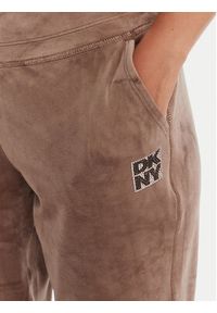 DKNY Sport Spodnie dresowe DP5P3710 Beżowy Regular Fit. Kolor: beżowy. Materiał: syntetyk