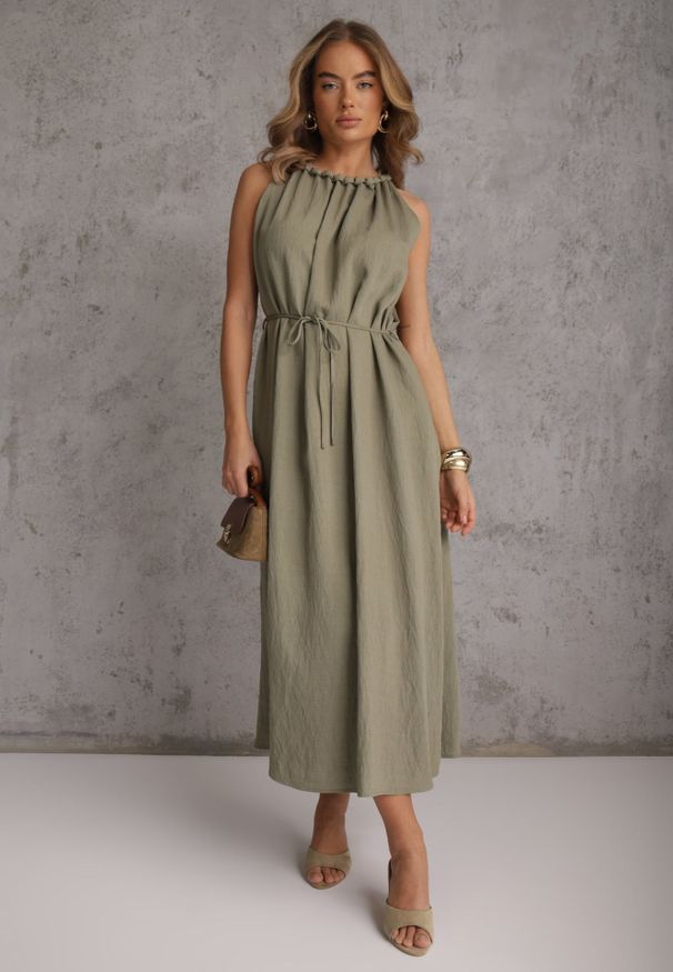 Renee - Zielona Sukienka Bez Rękawów z Wiskozy z Ozdobnym Dekoltem i Wiązaniem w Talii Azeira. Okazja: na co dzień. Kolekcja: plus size. Kolor: zielony. Materiał: wiskoza. Długość rękawa: bez rękawów. Typ sukienki: dla puszystych. Styl: casual