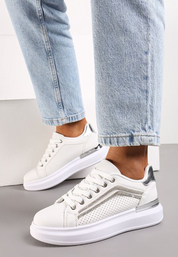 Renee - Biało-Srebrne Sneakersy na Platformie z Perforacją i Lamówkami z Cyrkoniami Zumina. Kolor: biały. Wzór: aplikacja. Obcas: na platformie