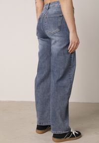 Born2be - Granatowe Bawełniane Jeansy o Kroju Barrel Leg z Wysokim Stanem Tinalea. Okazja: na co dzień. Stan: podwyższony. Kolor: niebieski. Styl: casual, klasyczny #4