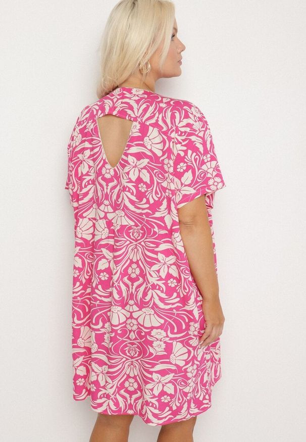 Born2be - Fuksjowa Pudełkowa Sukienka z Wiskozy w Kwiaty z Guzikami Liramiree. Okazja: na imprezę, na co dzień, na spacer. Kolor: różowy. Materiał: wiskoza. Wzór: kwiaty. Typ sukienki: proste. Styl: casual, klasyczny, elegancki