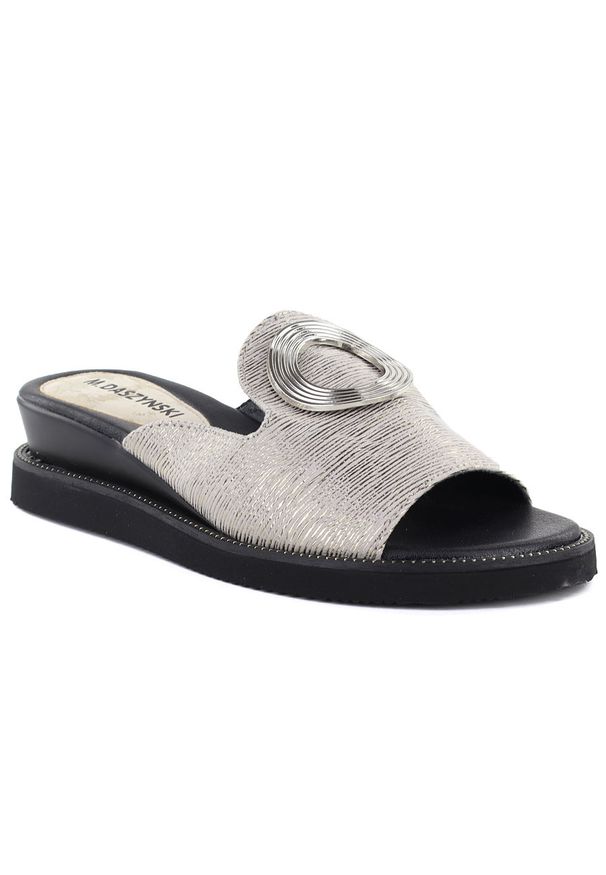 Klapki damskie na niskim koturnie srebrne M.Daszyński MR2267-7. Kolor: srebrny. Materiał: tkanina. Obcas: na koturnie