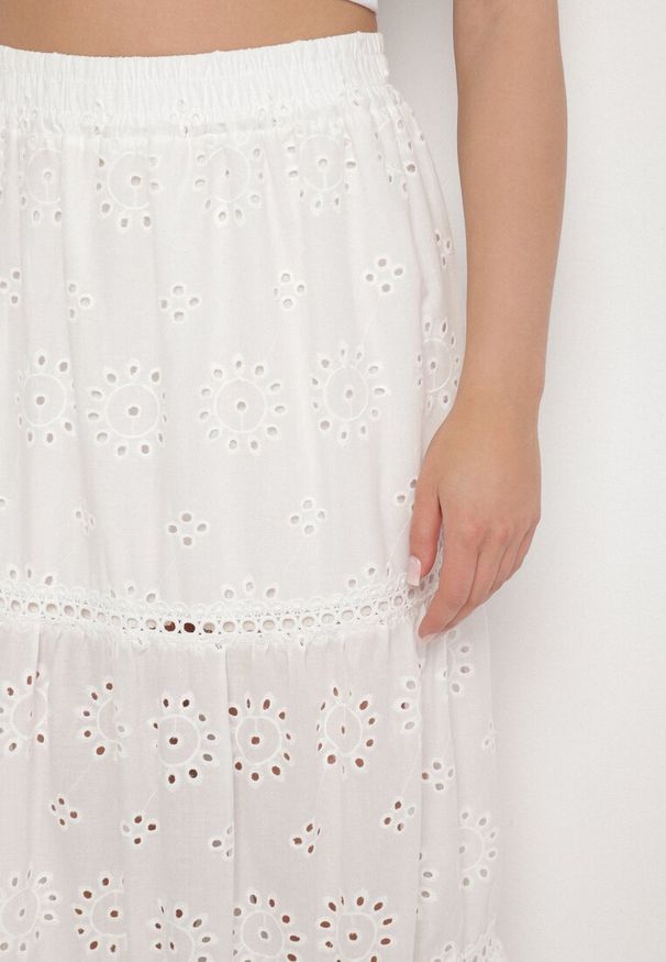 Born2be - Biała Bawełniana Spódnica o Rozkloszowanym Kroju Zdobiona Haftem Fevenelle. Okazja: na co dzień. Kolor: biały. Materiał: bawełna. Wzór: aplikacja, haft. Styl: casual, elegancki