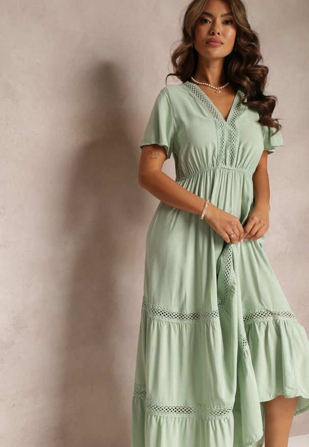 Renee - Miętowa Rozkloszowana Sukienka Maxi z Gumką w Talii i Koronkowym Dekoltem Cheteia. Kolor: miętowy. Materiał: koronka. Sezon: lato, wiosna. Długość: maxi