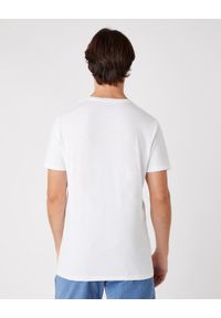 Wrangler - MĘSKI T-SHIRT WRANGLER SS CLASSIC AMERICANA WHITE W7AHD3989. Okazja: do pracy, na uczelnię, na imprezę. Typ kołnierza: okrągły. Materiał: bawełna, jeans, denim, materiał. Długość rękawa: krótki rękaw. Długość: krótkie. Wzór: aplikacja, napisy, nadruk. Sezon: lato. Styl: klasyczny